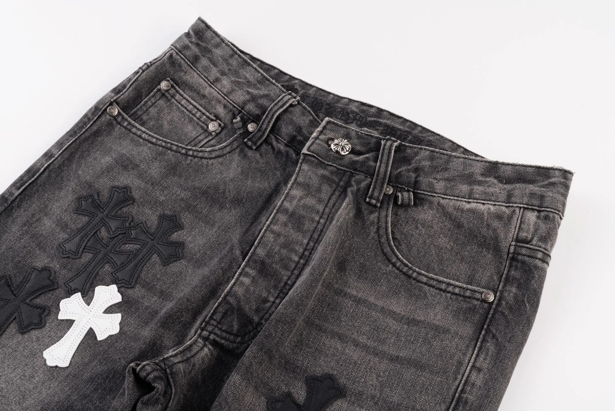 P260 Chrome Hearts Chrome Hearts city limited flame black and white leather jeans need to be washed after the finished product is disassembled and hand-made with sheepskin cross leather and then spliced ​​together. The whole piece has too many craftsmanship to describe. The cabinet price is 16W+, the patchwork is decorated with cross flowers, and the high-waisted washed jeans! ! Absolutely high-end luxury products, 8W+ level god-level single products, super popular products, made with top heavy industry, a magic weapon that cannot be missed. About Kroxin This is an extremely luxurious fashion brand, which can also be called the nobles of the high street. It has always been an exclusive brand for some hipsters or rich second generation. Compared with ordinary high streets, it is more luxurious and noble. Compared with luxury brands, it has a more fashionable personality and has always been a brand that I have a special liking for. Style number: 1566# Color: black Size: 28 30 32 34 36